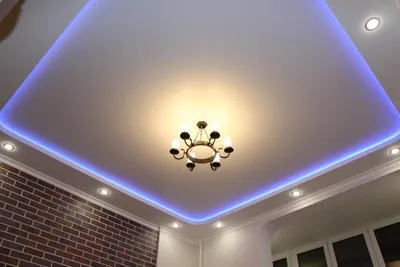 Примеры работ — Бело-фиолетовый двухуровневый глянцевый потолок с подсветкой  — Компания Росстрой