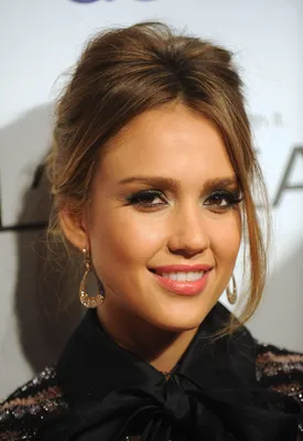 Jessica Alba - she totally inspires me. She is a great actress, awesome  mom, great business owner. And she always… | Летние стили причесок, Джессика  альба, Прически