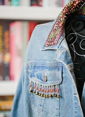 Декор одежды бусинами, бисером и стразами: 33 идеи — BurdaStyle.ru |  Embellished jeans, Embellished denim jacket, Diy denim jacket