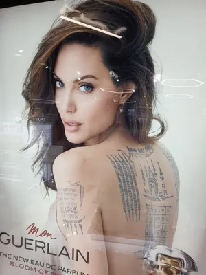 Анджелина Джоли избавляется от тату в честь Брэда Питта: последние новости