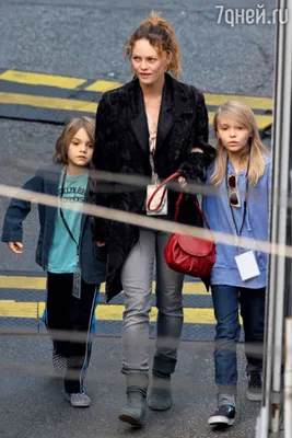 Сын Джонни Деппа и Ванессы Паради на прогулке со своей девушкой в Лондоне:  новые фото
