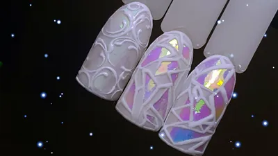 Крутой эффект от битого стекла 💫 В данном случае дизайн утоплен под гель  на наращенных ногтях, но можно сделать и на свои ногти под… | Instagram