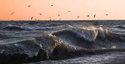 Красивое море пляжа во время восхода и захода солнца Стоковое Фото -  изображение насчитывающей напольно, мирно: 209244388