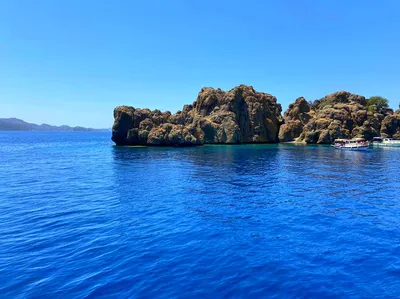 Эгейское море мармарис Mugla турции. Лодки до пейзажем Средиземного моря  зеленых гор турции. Яхта в Turquois Icmeler Стоковое Изображение -  изображение насчитывающей горы, воды: 183681381