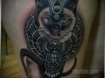 Фото татуировки кошки в египетском стиле на бедре девушки — KissMyTattoo.ru