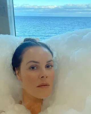 В пене и без макияжа: Екатерина Андреева показала свое «честное» селфи в  ванной - Страсти