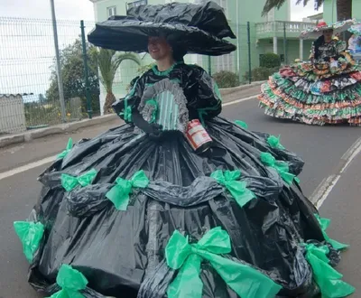 Антикризисные свадебные костюмы, пошитые из бытовых отходов, представили на  дефиле конкурса «Экомода» в Биробиджане | РИА Биробиджан