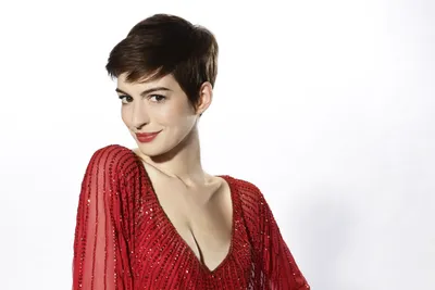 Энн Хэтэуэй | Anne hathaway, Anne hathaway short hair, Short hair styles