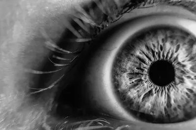 Вспышки (молнии) в глазах - почему появляются симптомы, опасны ли они