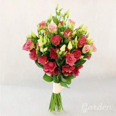 Купить Сборный букет красные розы и белая эустома R1116 в Москве, цена 7  090 руб.