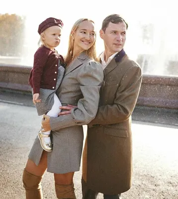 Счастливый дедушка и отец - Евгений Сидихин. Как выглядят три  красавицы-дочки и внучка актера - VEASY