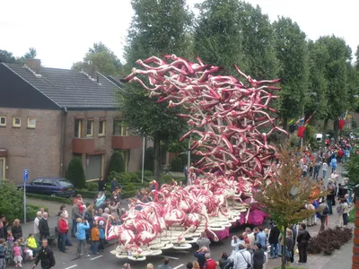 Тысячи туристов со всего мира приехали в Нидерланды на знаменитый парад  цветов - YouTube