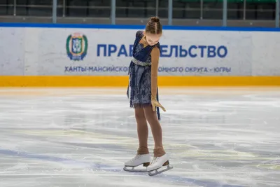 Девушка фигуристка на льду прыгает …» — создано в Шедевруме