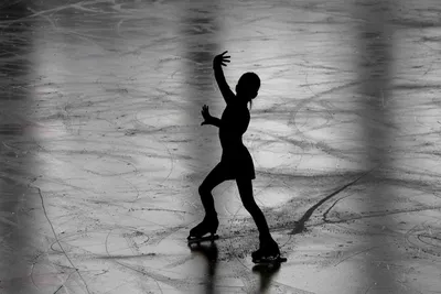Тренировка девушки фигурного катания милая на льде Иллюстрация штока -  иллюстрации насчитывающей диаграмма, красивейшее: 55691774