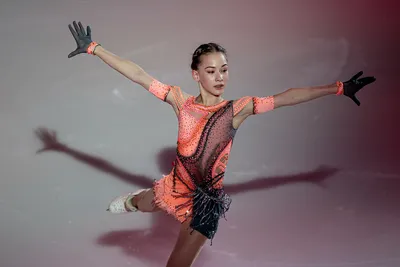 Фигурист девушки внутри определяет кататься на коньках, Оренбург, Россия  Редакционное Изображение - изображение насчитывающей потеха, чемпион:  52663780