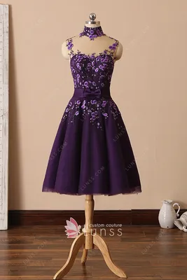 Фиолетовое атласное платье с разрезом
