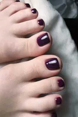 Фиолетовый педикюр. Фиолетовый педикюр на женских ногах Стоковое  Изображение - изображение насчитывающей маникюр, бобра: 210277343