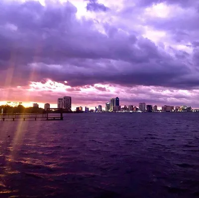 Фиолетовый закат: небо во Флориде после урагана стало невероятного цвета