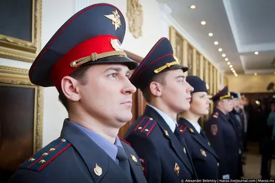 Полицейским запретят украшения и чрезмерное использование парфюмерии -  Российская газета