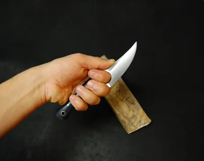 Tekeev Knives - Форма и конструкция ножа бичак сложились давно и  сохранялись неизменными на протяжении многих веков. По форме бичак  напоминает скандинавские и монгольские ножи. Клинок ножа прямой, характерно  некоторое понижение линии