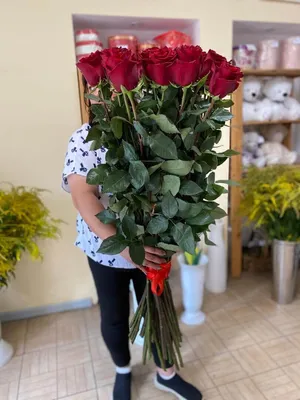 Букет 31 красная роза 150 см с лентами от компании \"Цветы оптом\"