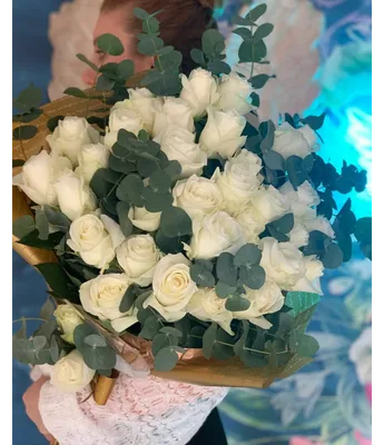 31 роза в коробке с зеленью в Оренбурге купить, заказать с доставкой - Fleur