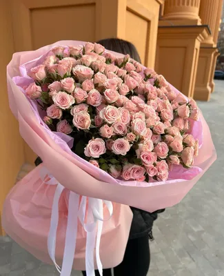 Букет 31 кустовая пионовидная роза с эвкалиптом купить с доставкой в СПб