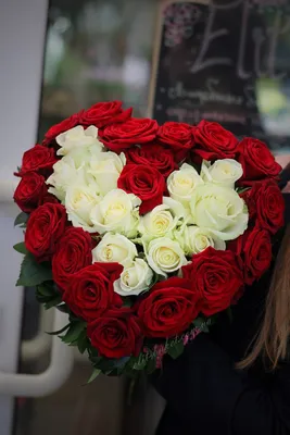 Бело-синие розы в коробке - 31 шт. за 8 090 руб. | Бесплатная доставка  цветов по Москве