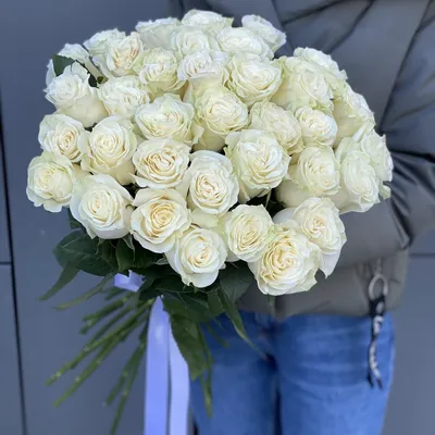 Красивый букет из 35 роз с эвкалиптом по цене 12076 руб. заказать с  доставкой по Москве - свежие цветы от интернет-магазина \"Во имя розы\"