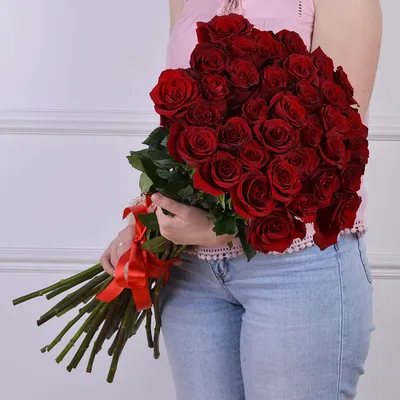 Букет из 35 красных роз 60 см в упаковке купить в Барнауле с бесплатной  доставкой | Розы недорого оптом розница