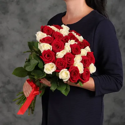 Купить Букет из 35 белых роз Премиум (70 см) с доставкой в Омске - магазин  цветов Трава