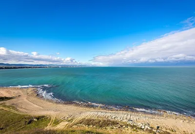 Вода у берега моря в Актау окрасилась в красный цвет