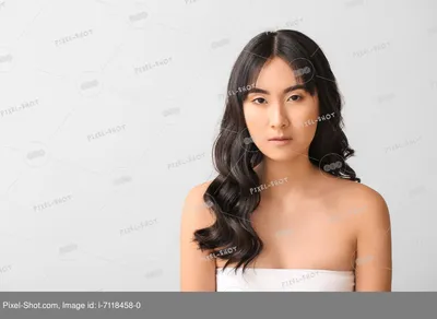 Портрет потрясающей азиатских девушек в блузке лета, держа ее красивые  длинные волосы брюнетки и улыбаясь на камеру Стоковое Изображение -  изображение насчитывающей пепельнообразные, бобра: 173491771