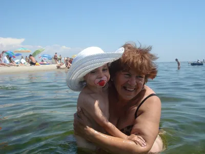бабушка с внуком отдыхают на море, бегая по пляжу и веселясь на летнем  отдыхе Стоковое Изображение - изображение насчитывающей люди, влюбленность:  214709653