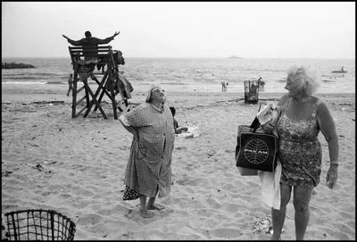 Вселенная Мудрости - ... Две бабушки бредут по галечному пляжу в Сочи. Море  шумит, облачно. Одна бабушка долго что-то бубнит, другая молчит, а потом  как заговорит: \"Га ля, ну хватит, ну ты