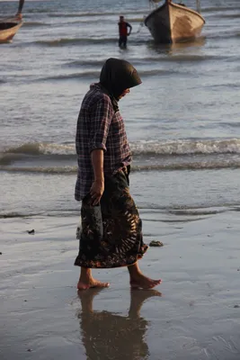 бабушка с внуком отдыхают на море, бегая по пляжу и веселясь на летнем  отдыхе Стоковое Фото - изображение насчитывающей портрет, пожило: 214485846