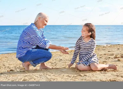 Милые дети с бабушкой и дедушкой на морском пляже :: Стоковая фотография ::  Pixel-Shot Studio