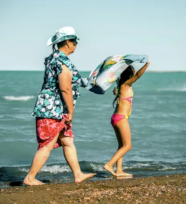 Две бабушки бредут по галечному пляжу в Сочи. Море шумит, облачно. Одна  бабушка долго что-то.. | ВКонтакте