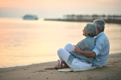 бабушка с внуком отдыхают на море, бегая по пляжу и веселясь на летнем  отдыхе Стоковое Изображение - изображение насчитывающей люди, актеров:  214495043