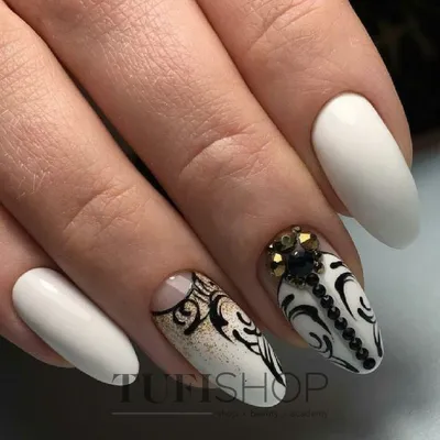 Стразы, маникюр со стразами, камни, молочный гель лак, нежный маникюр |  Nails, Beauty