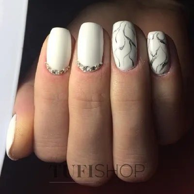 нежный маникюр со стразами на новый год | Fashion nails, Elegant nails,  Mickey nails