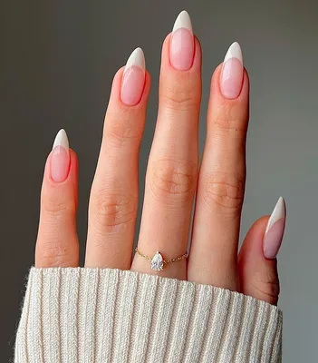 Как сделать белые ногти на зиму — самый модный новогодний маникюр в белом  цвете 2024 — фото