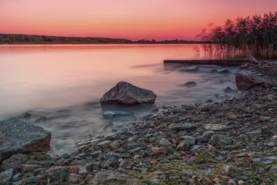 берег реки с камнями в чистой воде Стоковое Фото - изображение  насчитывающей вода, река: 220846522