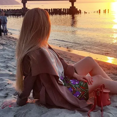 Девушка блондинка с длинными волосами на закате у моря | Блондинка,  Фотосессия, Стиль