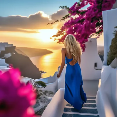Силуэт стройной женщины на закате красивой молодой блондинки в летнем  платье и соломенном ч ... | Премиум Фото