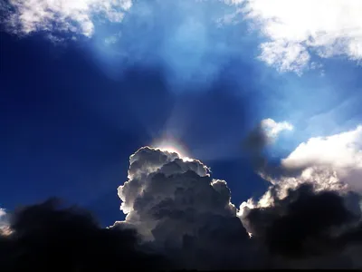 Красивое чудо с облаками на темно-синем небе. Свет солнца. Свет бога на  фоне Стоковое Изображение - изображение насчитывающей волшебство,  естественно: 176082863