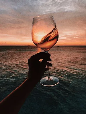 Фото бокал вина на море фото
