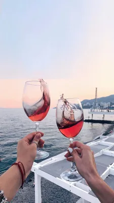 Два бокала вина | Фотографии пикника, Пикник на пляже, Вино