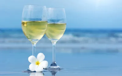 Бокал вина на пляже бокал вина и прекрасный вид романтический вечер с  бокалом вина | Премиум Фото
