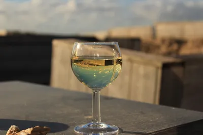 Вино в бокале на фоне заката над морем, Стоковые видеоматериалы Включая:  вино и стакан - Envato Elements